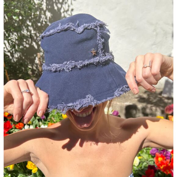 JOCELYN The‎ Bondi Canvas Bucket Hat Navy - Picture 1 of 6